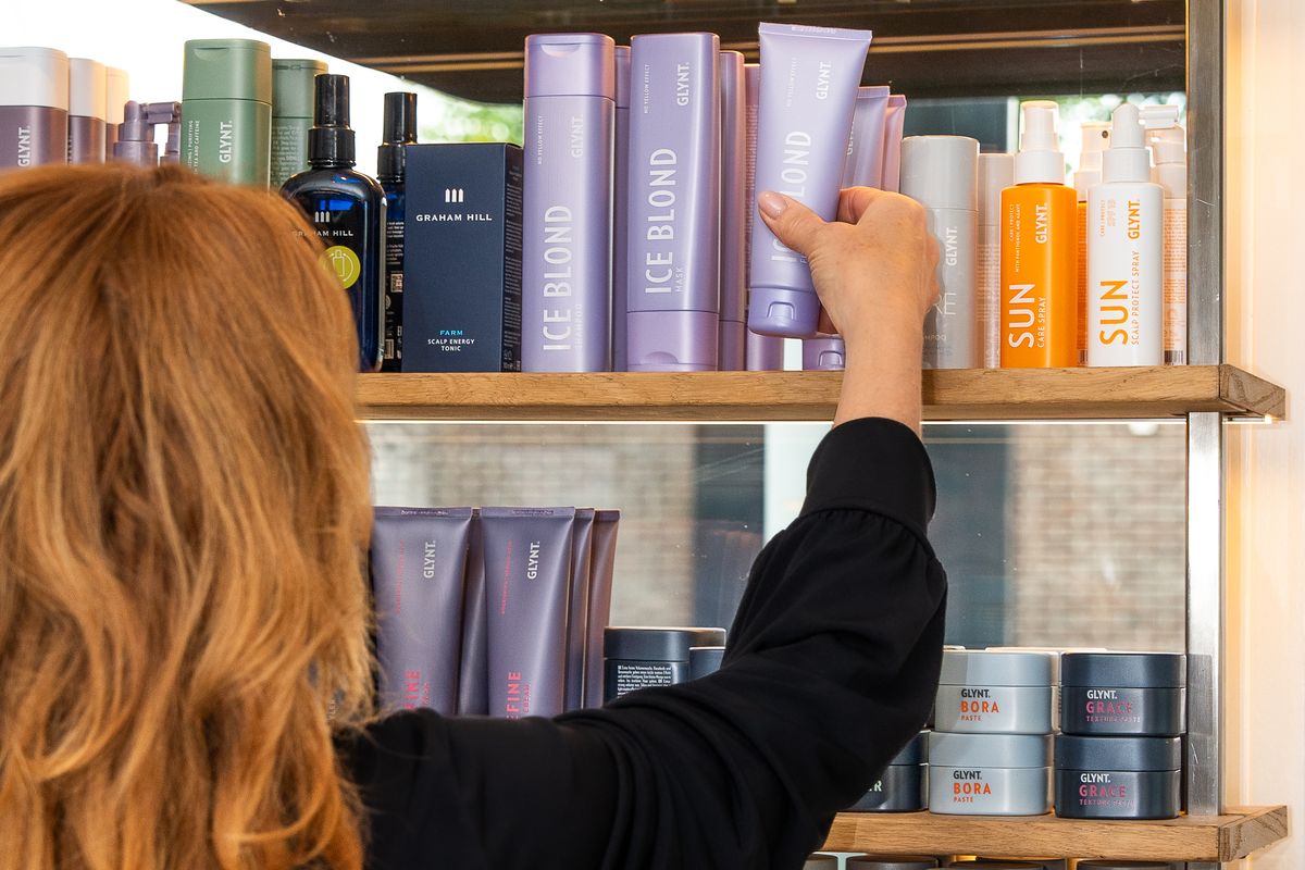 Het schap met Glynt haarcosmetica in de salon.