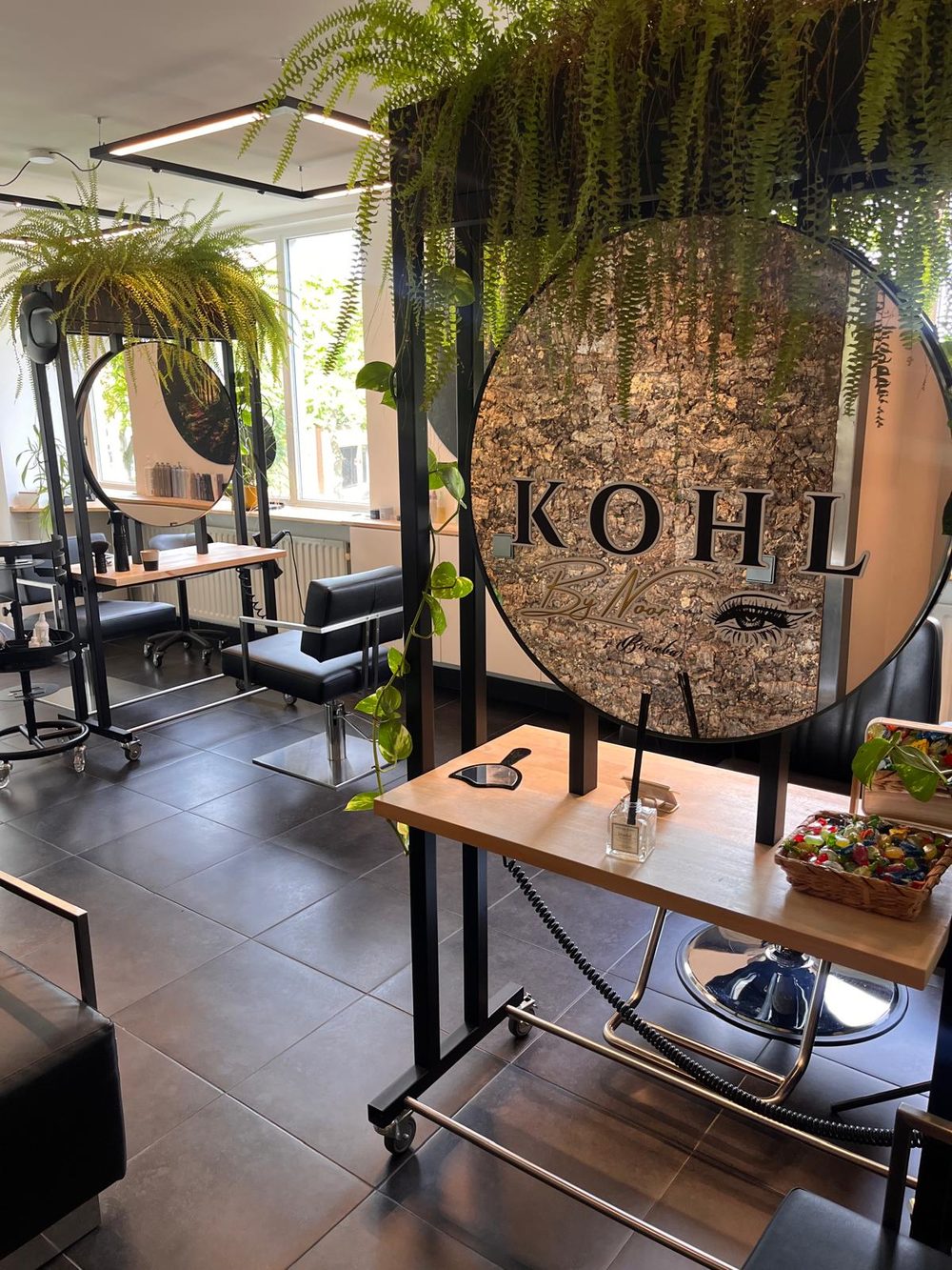 Kohl Brow Bar by Noor, boven de salon van hoofdzaken.