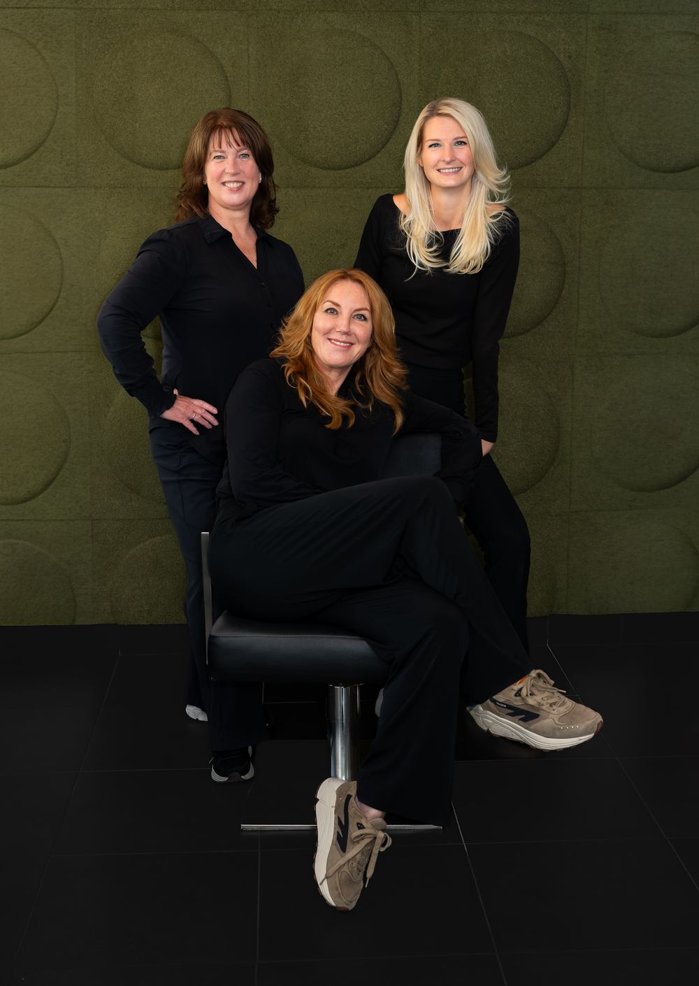 Chantal, Amanda en Kari in de salon van hoofdzaken.